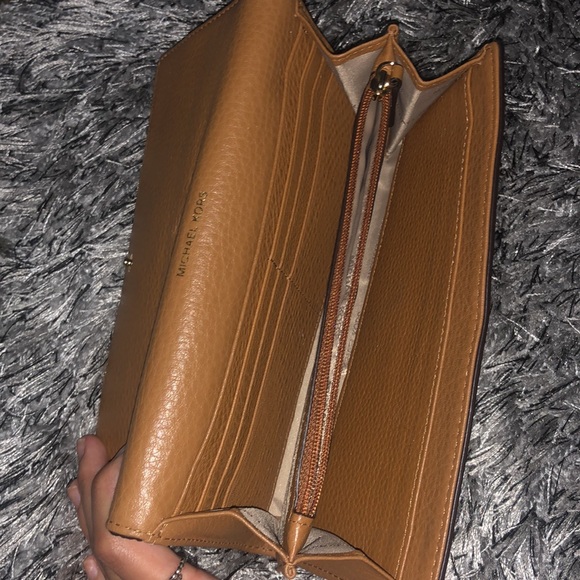 Michael Kors Fulton Model Flap Continental Wallet - Picture 3 of 5